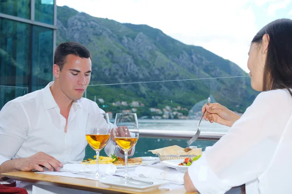 Paar beim Mittagessen — Stockfoto