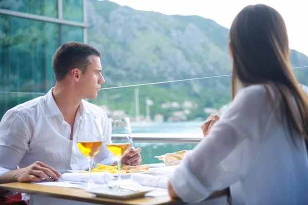 Paar beim Mittagessen — Stockfoto