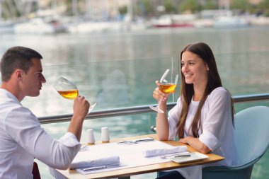 Çift öğle yemeği yiyor.