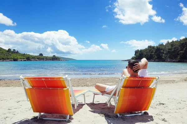 Man ha kul på stranden — Stockfoto