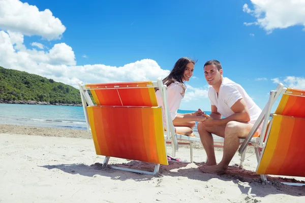 Een paar op het strand. — Stockfoto