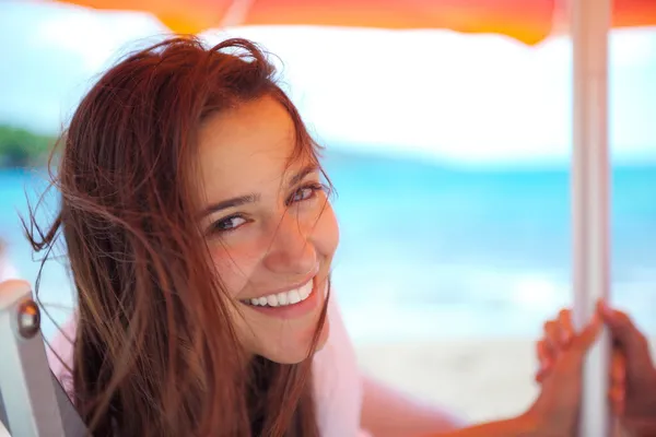 Mujer divertirse en la playa —  Fotos de Stock