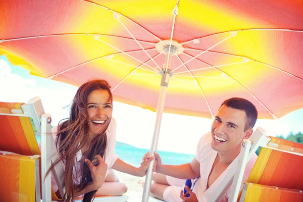 Casal sob guarda-chuva — Fotografia de Stock