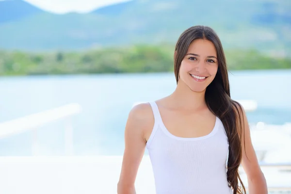 Mulher na praia — Fotografia de Stock