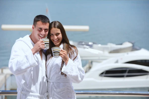 Ungt par på yacht — Stockfoto