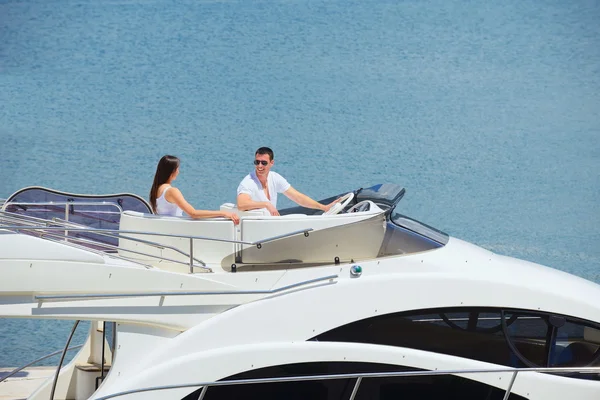 Couple at yacht — Stock Photo, Image