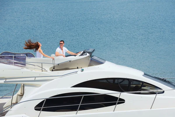 Couple at yacht — Stock Photo, Image