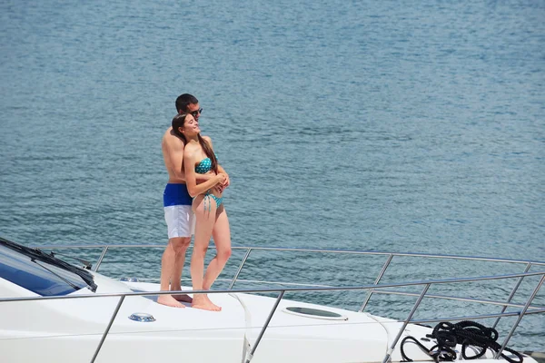 Couple at yacht — Stock Photo, Image