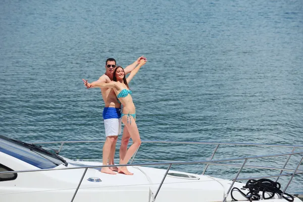 Couple at yacht — Stock Photo, Image