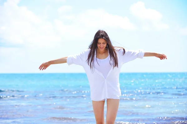 Frau am Strand — Stockfoto