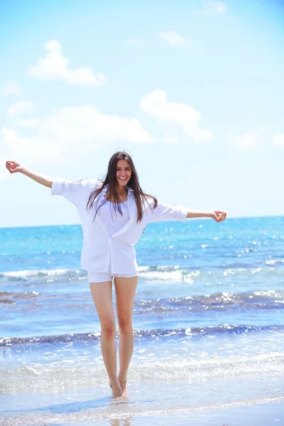 Mulher na praia — Fotografia de Stock