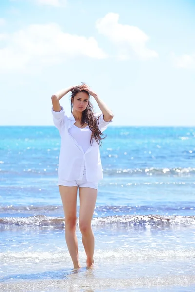 Vrouw aan het strand — Stockfoto