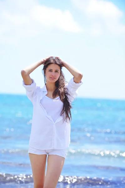 Mulher na praia — Fotografia de Stock