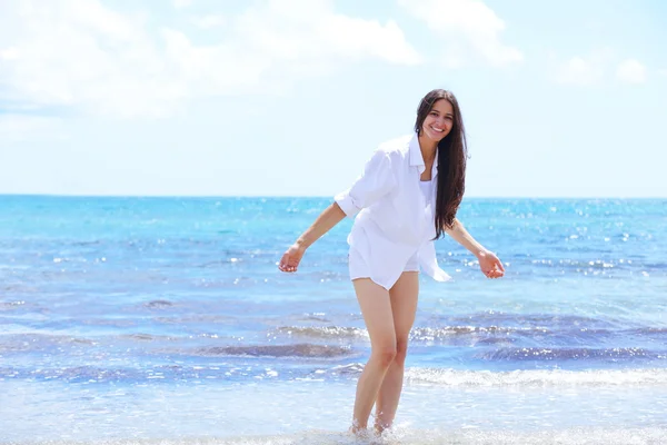 Mujer en la playa — Foto de Stock