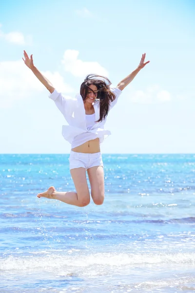 Mujer en la playa — Foto de Stock