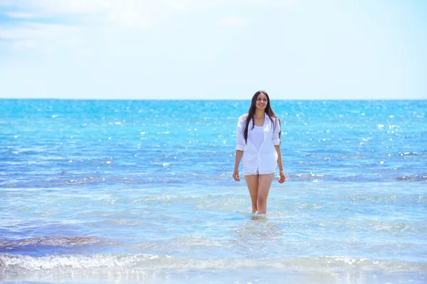 Mujer en la playa —  Fotos de Stock