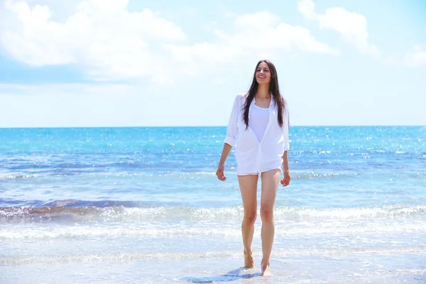 Mujer en la playa —  Fotos de Stock