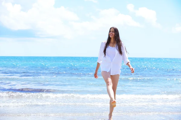 Frau am Strand — Stockfoto