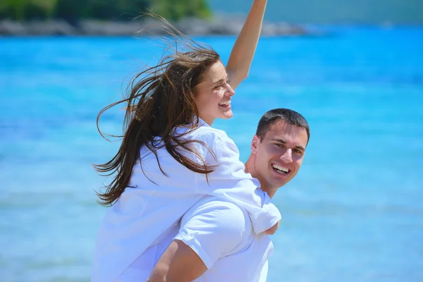 Couple at the beach — Stock Photo, Image