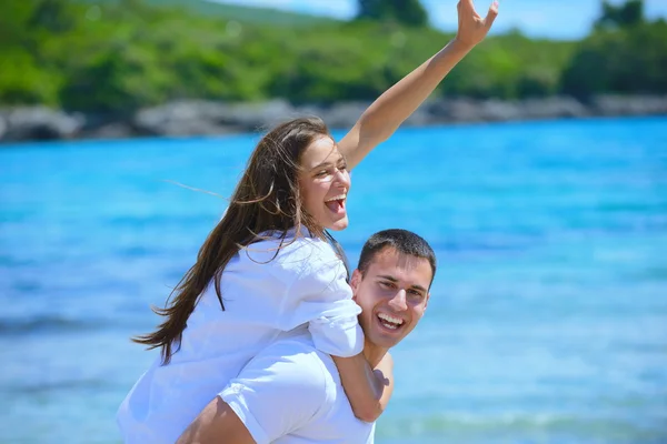 Couple at the beach — Stock Photo, Image