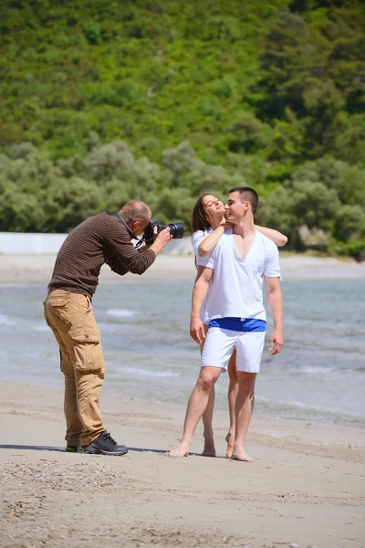 Photographer taking photo on beach — Stock Photo, Image