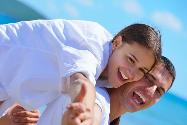 Couple at beach — Stock Photo, Image