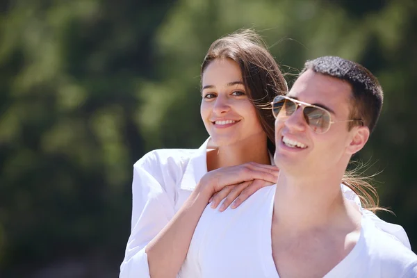 Casal retrato ao ar livre — Fotografia de Stock