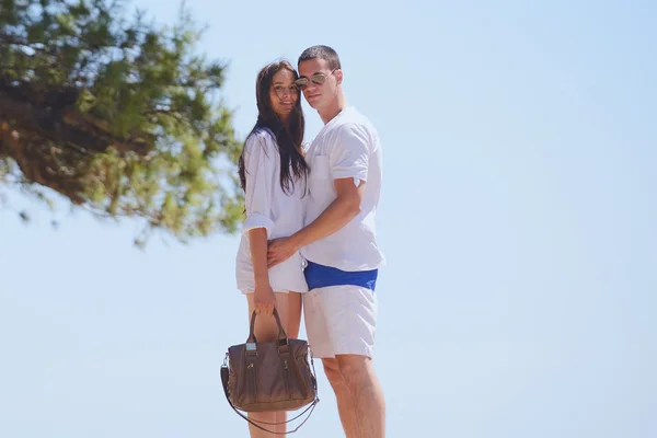 Casal caminhando para a praia — Fotografia de Stock