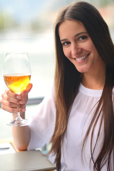 Menina tomando bebida — Fotografia de Stock