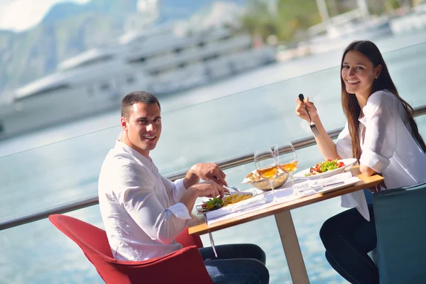 Par som äter lunch — Stockfoto