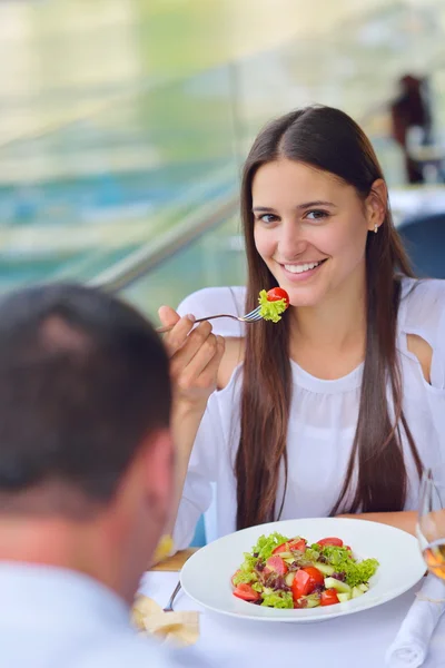 Paar beim Mittagessen — Stockfoto