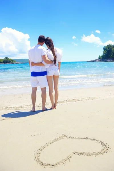 Casal e coração na areia — Fotografia de Stock