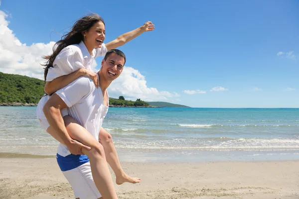 Casal na praia — Fotografia de Stock