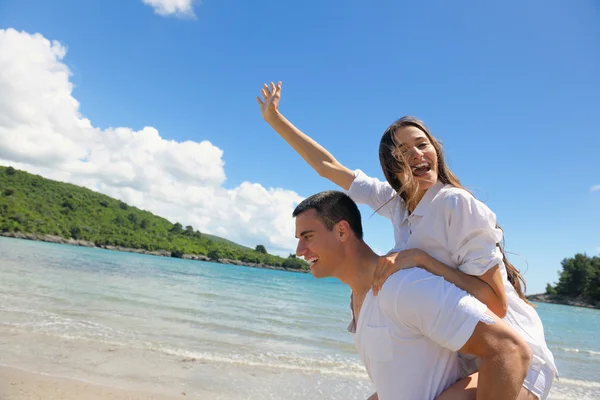 Couple at the beach — Stock Photo, Image