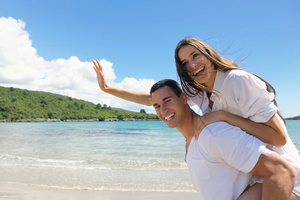 Casal na praia — Fotografia de Stock