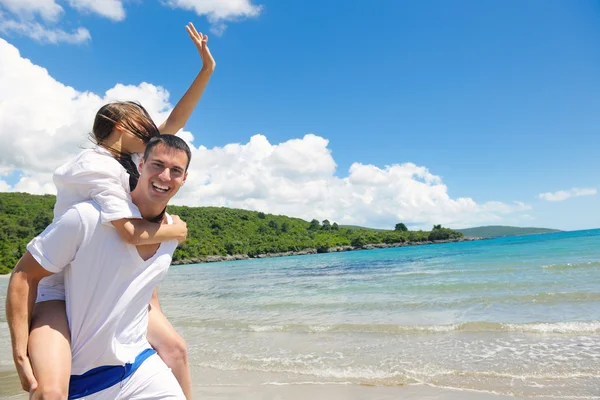 Couple at the beach — Stock Photo, Image