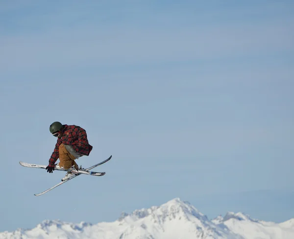 Лыжник — стоковое фото