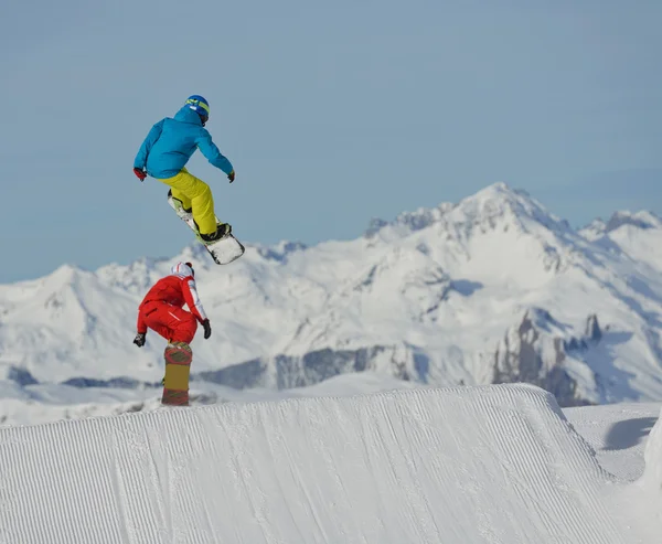 Praticantes de snowboard — Fotografia de Stock