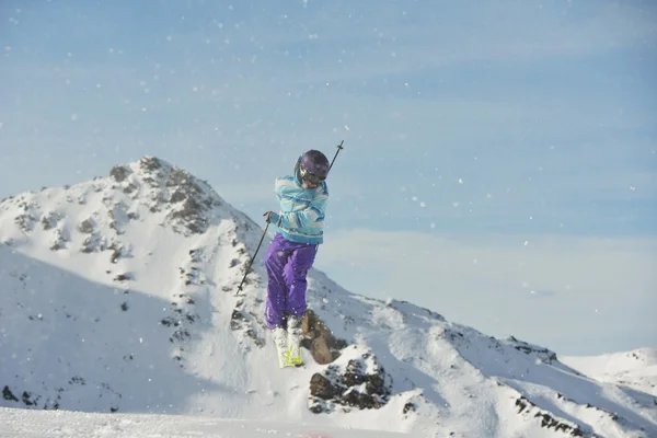Лыжник — стоковое фото