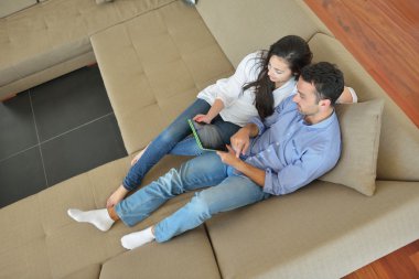 Çift evde tablet bilgisayar kullanarak