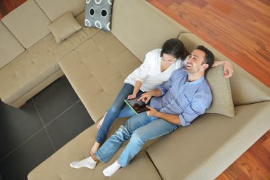 Çift evde tablet bilgisayar kullanarak