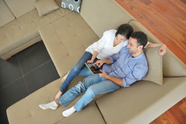 Çift evde tablet bilgisayar kullanarak