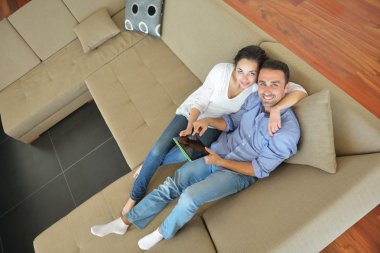 Çift evde tablet bilgisayar kullanarak