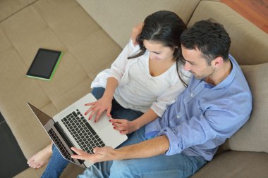 Evde Dizüstü bilgisayar kullanan çift