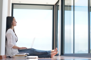 Yerde oturan kadın.