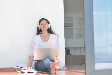 Yerde oturan kadın.