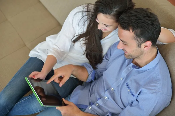 Coppia a casa utilizzando tablet — Foto Stock