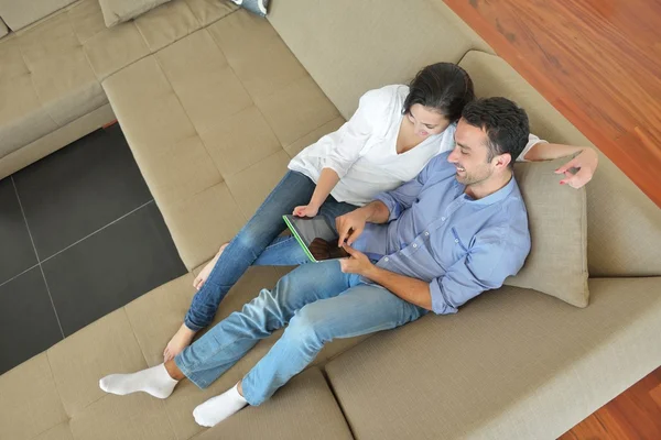 Casal em casa usando computador tablet — Fotografia de Stock
