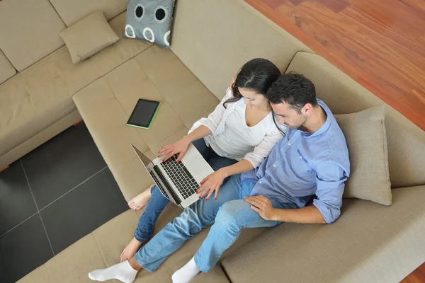 Pareja usando el ordenador portátil en casa —  Fotos de Stock