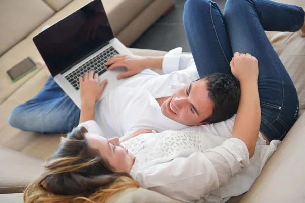 Pareja usando portátil — Foto de Stock